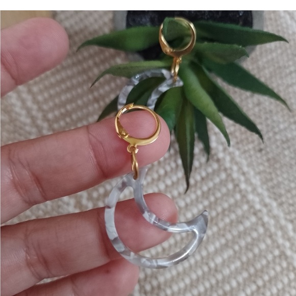 Beautiful Grey Marble-like Moon Shaped earrings with Gold hardware. NWOT - Picture 2 of 3
